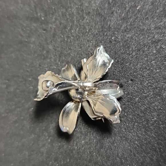 Flower Pin - Picture 1 of 3